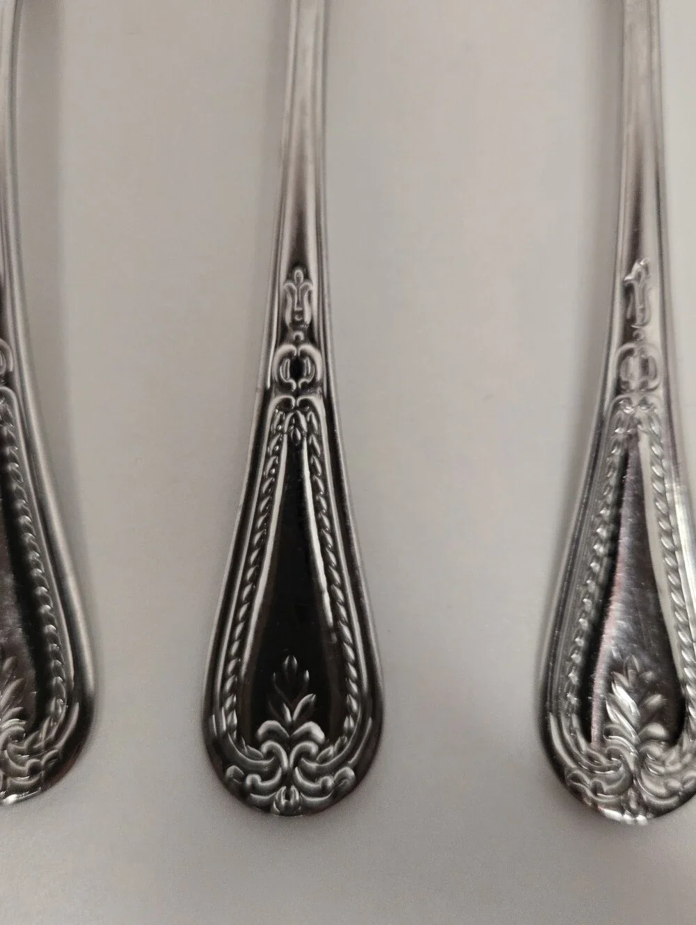 Pfaltzgraff ABIGAIL Stainless 18/8 Flatware 8 Pcs. Knives, Spoons, Forks